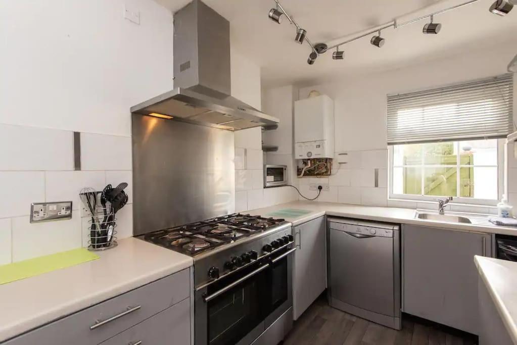 Peaceful Home From Home - Spacious 3 Bedroom House Accommodating 7 - Ideal For Families And Workers Gateshead Dış mekan fotoğraf